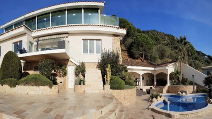 Zu verkaufen: Mediterranes Anwesen mit Panoramablick auf die Bucht von Roses 