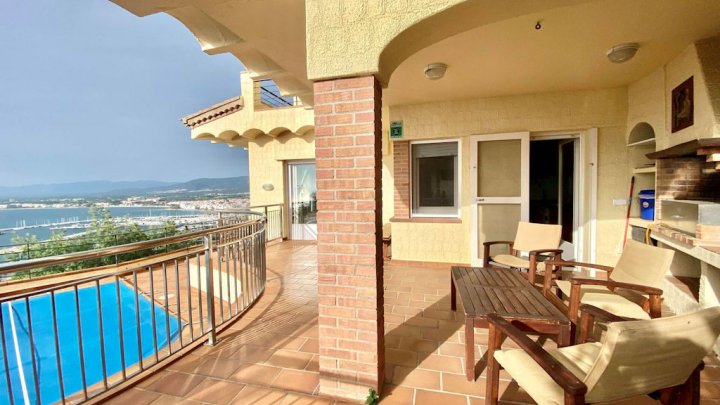 Luxusvilla mit spektakulärem Meerblick und Touristenlizenz in Roses (Costa Brava)