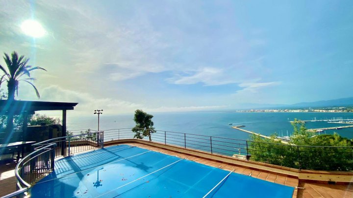 Luxusvilla mit spektakulärem Meerblick und Touristenlizenz in Roses (Costa Brava)