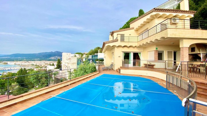 Luxusvilla mit spektakulärem Meerblick und Touristenlizenz in Roses (Costa Brava)