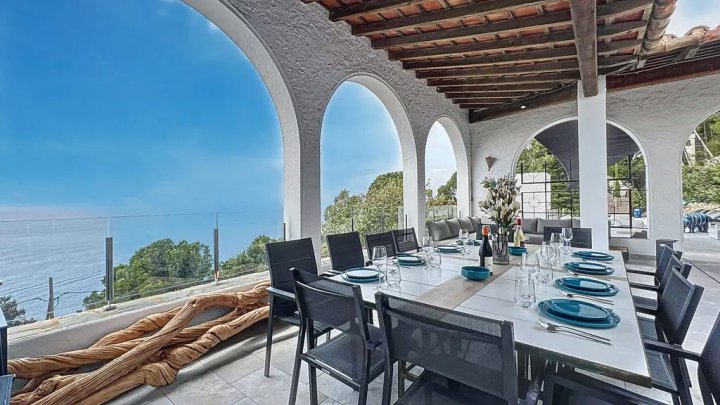 Mediterranes Luxus-Anwesen mit traumhaftem Meerblick zu verkaufen
