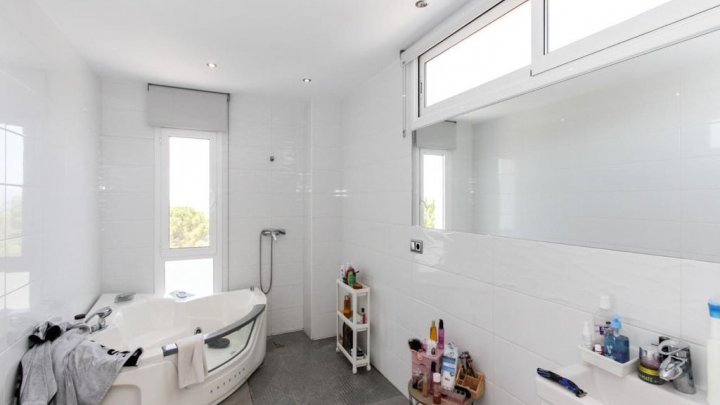 Villa de luxe avec vue sur la mer et la montagne – design moderne & qualité supérieure
