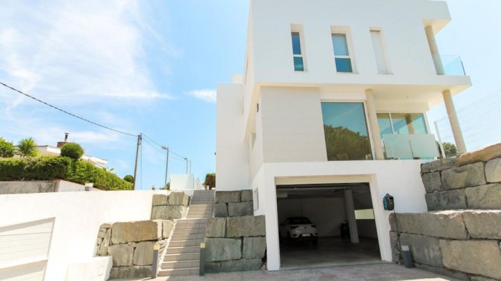 Luxury villa with sea & mountain views – modern design, highest quality