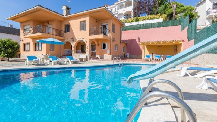 Ferienhaus in Blanes, Spanien: Großzügiges Anwesen mit privatem Pool und atemberaubendem Meerblick zu verkaufen