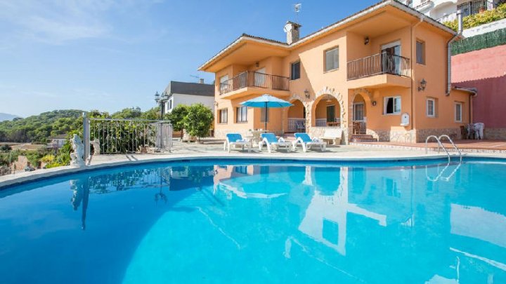 Ferienhaus in Blanes, Spanien: Großzügiges Anwesen mit privatem Pool und atemberaubendem Meerblick zu verkaufen