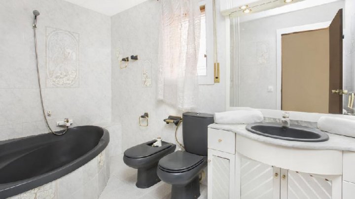 Ferienhaus in Blanes, Spanien: Großzügiges Anwesen mit privatem Pool und atemberaubendem Meerblick zu verkaufen
