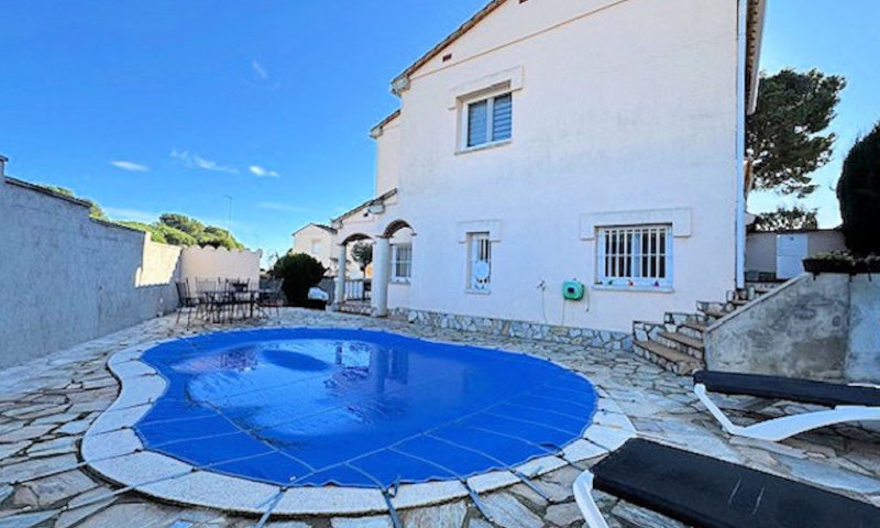 Holiday home in L'Escala on the Costa Brava with private pool – experience pure Mediterranean living!
