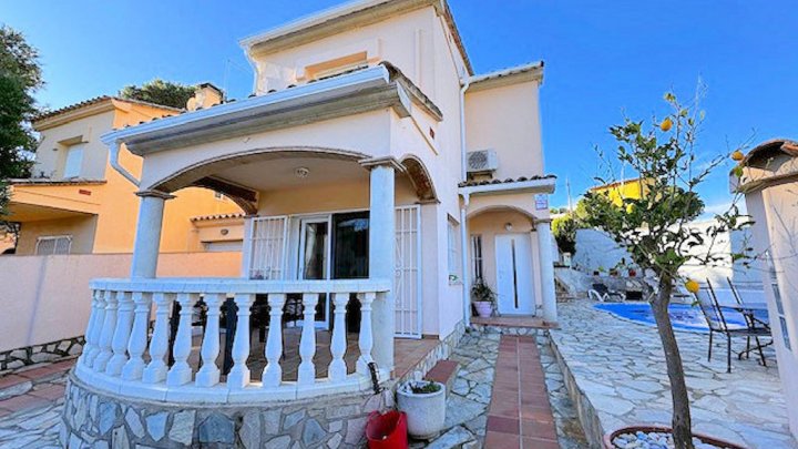 Holiday home in L'Escala on the Costa Brava with private pool – experience pure Mediterranean living!
