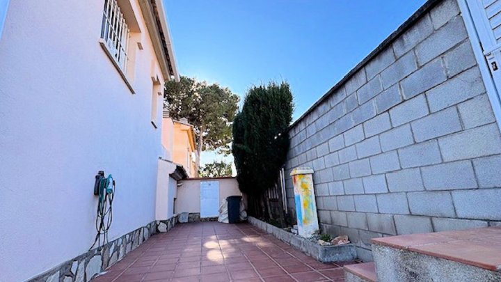 Holiday home in L'Escala on the Costa Brava with private pool – experience pure Mediterranean living!