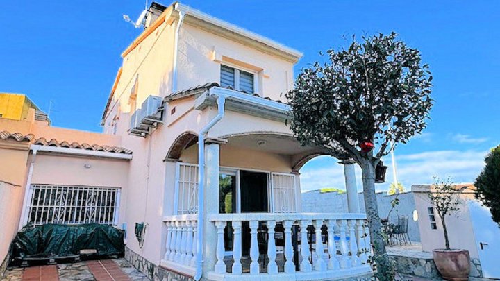 Holiday home in L'Escala on the Costa Brava with private pool – experience pure Mediterranean living!
