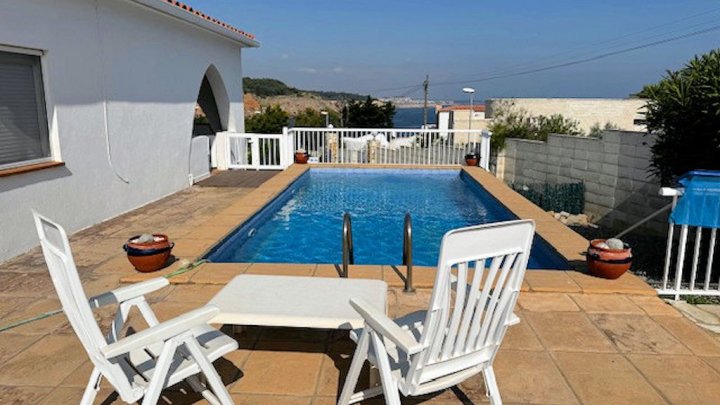 Impresionante villa de vacaciones en L’Escala – dos viviendas independientes, piscina, jacuzzi y vistas al mar
