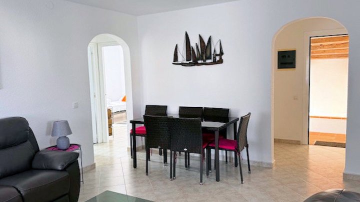 Impresionante villa de vacaciones en L’Escala – dos viviendas independientes, piscina, jacuzzi y vistas al mar