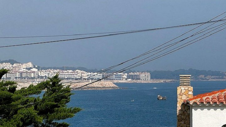 Impresionante villa de vacaciones en L’Escala – dos viviendas independientes, piscina, jacuzzi y vistas al mar