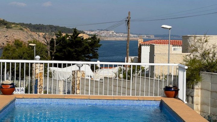 Impresionante villa de vacaciones en L’Escala – dos viviendas independientes, piscina, jacuzzi y vistas al mar