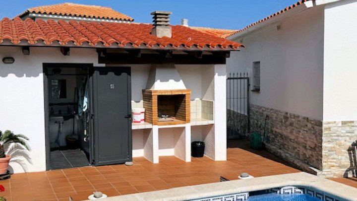 Impresionante villa de vacaciones en L’Escala – dos viviendas independientes, piscina, jacuzzi y vistas al mar