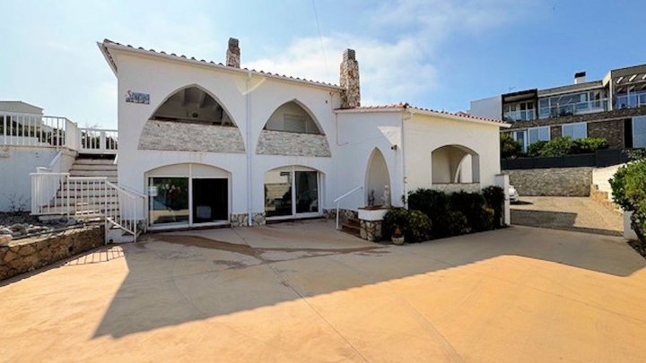 Impresionante villa de vacaciones en L’Escala – dos viviendas independientes, piscina, jacuzzi y vistas al mar