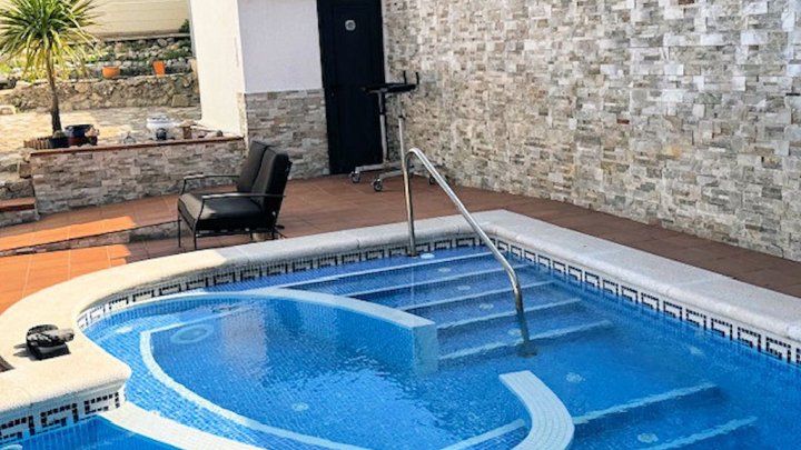 Impresionante villa de vacaciones en L’Escala – dos viviendas independientes, piscina, jacuzzi y vistas al mar