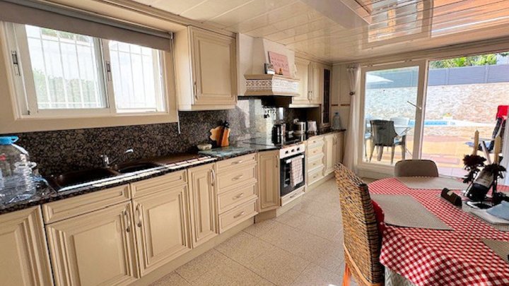 Traumhafte Ferienvilla in L’Escala – Zwei Wohneinheiten, Pool, Jacuzzi & Meerblick