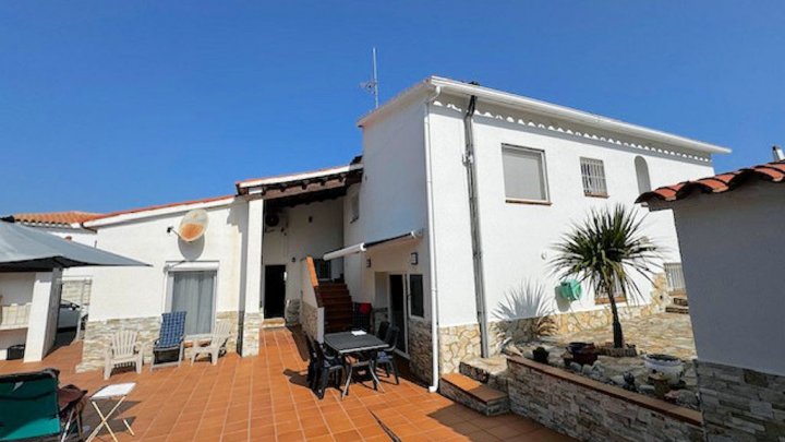 Traumhafte Ferienvilla in L’Escala – Zwei Wohneinheiten, Pool, Jacuzzi & Meerblick