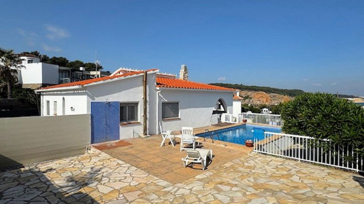 Impresionante villa de vacaciones en L’Escala – dos viviendas independientes, piscina, jacuzzi y vistas al mar