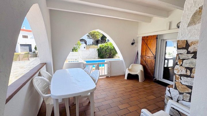 Impresionante villa de vacaciones en L’Escala – dos viviendas independientes, piscina, jacuzzi y vistas al mar