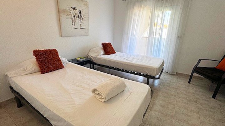 Impresionante villa de vacaciones en L’Escala – dos viviendas independientes, piscina, jacuzzi y vistas al mar