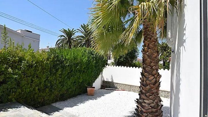 Villa de lujo con licencia turística en una ubicación privilegiada de Empuriabrava