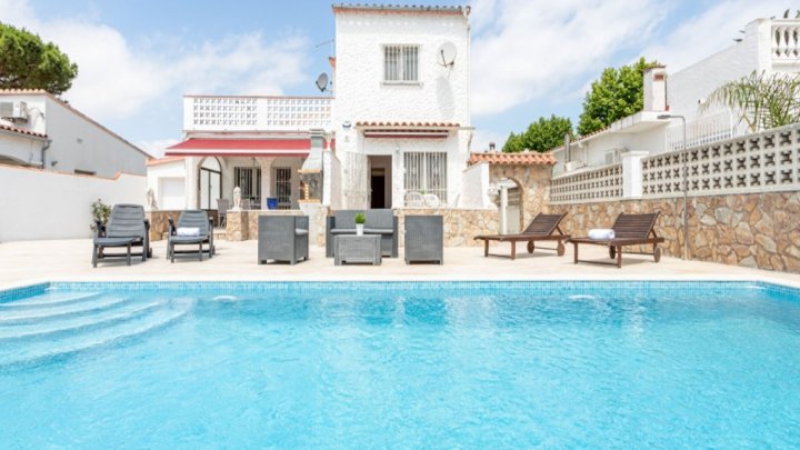 Espagne Empuriabrava villa de 4 chambres avec piscine privée à vendre