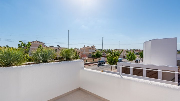 Villas neuves à vendre à environ 15 minutes de la plage à Guardamar, sur la Costa Blanca.