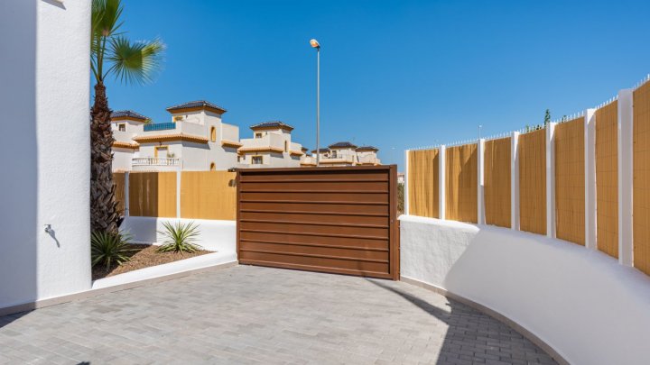 Villas neuves à vendre à environ 15 minutes de la plage à Guardamar, sur la Costa Blanca.
