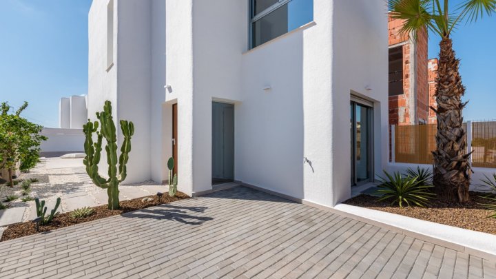 Villas neuves à vendre à environ 15 minutes de la plage à Guardamar, sur la Costa Blanca.
