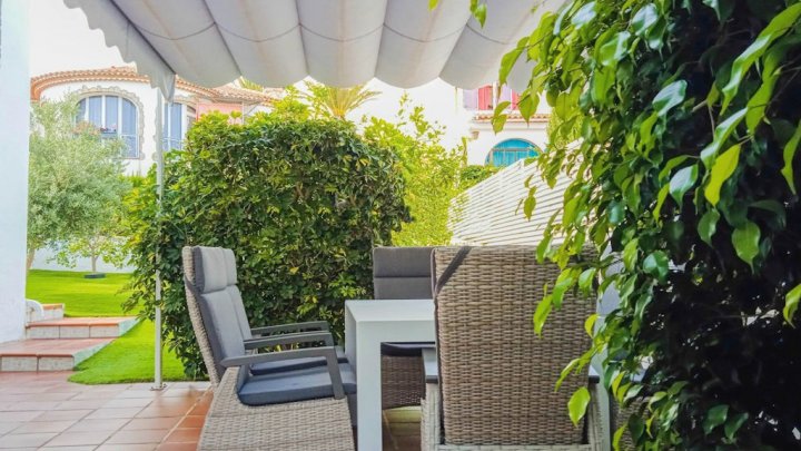 Casa de vacaciones en Miami Playa, en la Costa Dorada, con piscina privada