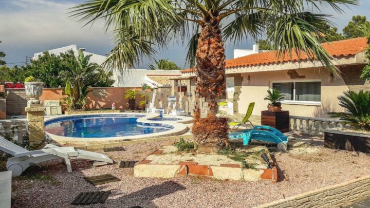 Casa de vacaciones en Miami Playa, en la Costa Dorada, con piscina privada