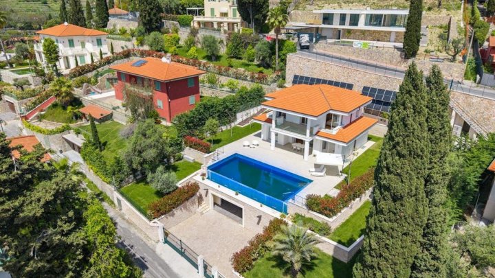 Exclusive designer villa with heated infinity pool and sea view in Bordighera
