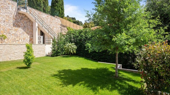 Exclusive designer villa with heated infinity pool and sea view in Bordighera