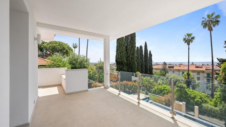 Exclusive designer villa with heated infinity pool and sea view in Bordighera
