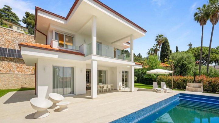 Exclusive designer villa with heated infinity pool and sea view in Bordighera