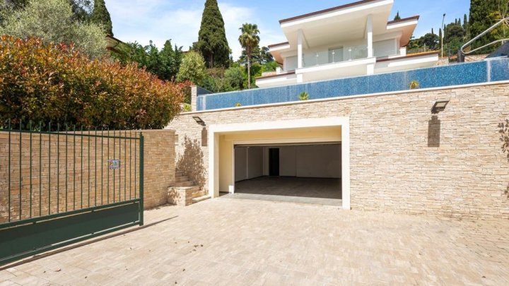 Villa de diseño exclusiva con piscina infinita climatizada y vistas al mar en Bordighera