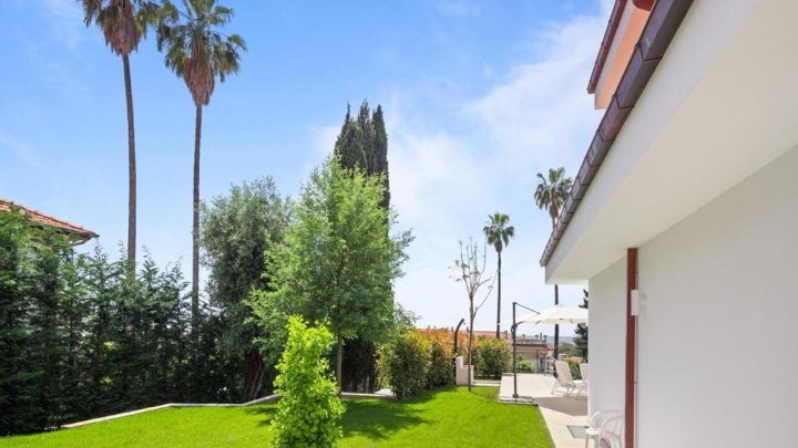 Villa de diseño exclusiva con piscina infinita climatizada y vistas al mar en Bordighera
