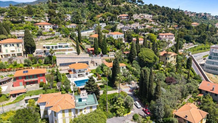 Exclusive designer villa with heated infinity pool and sea view in Bordighera