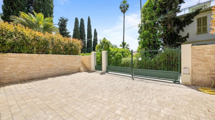 Villa de diseño exclusiva con piscina infinita climatizada y vistas al mar en Bordighera