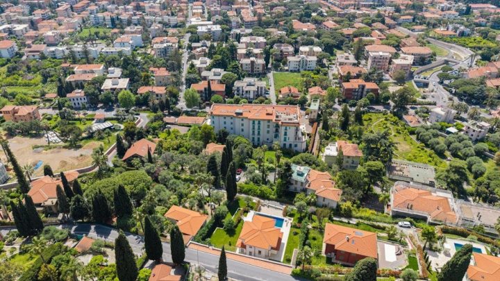 Villa de diseño exclusiva con piscina infinita climatizada y vistas al mar en Bordighera