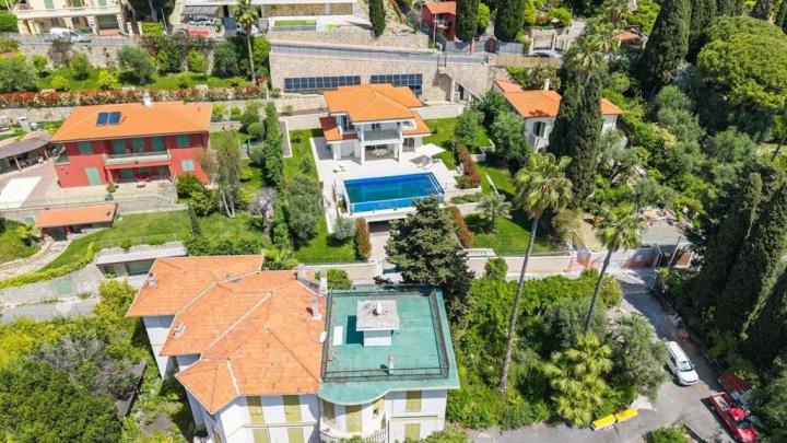 Villa de diseño exclusiva con piscina infinita climatizada y vistas al mar en Bordighera