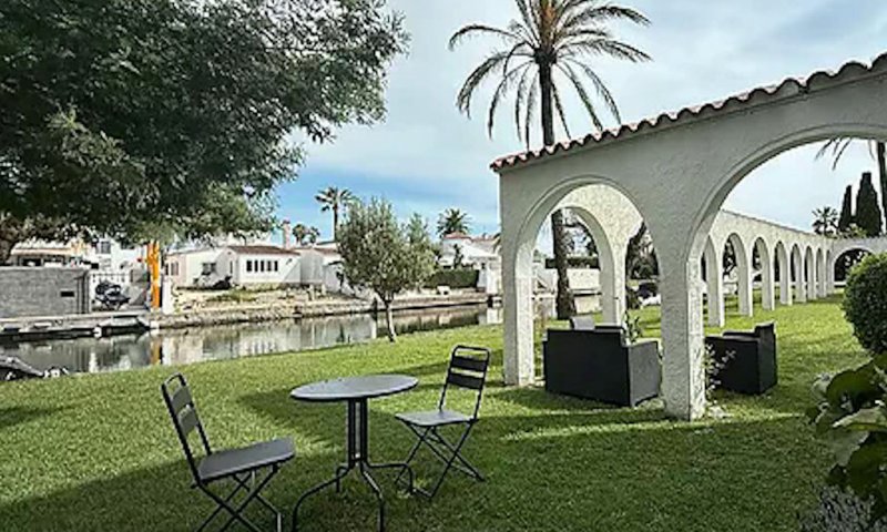 Apartamento en planta baja en Empuriabrava, Costa Brava, con acceso al canal y al jardín