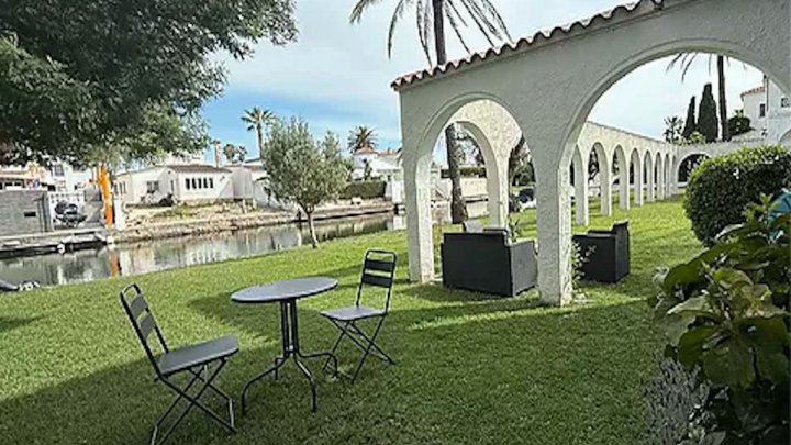 Apartamento en planta baja en Empuriabrava, Costa Brava, con acceso al canal y al jardín