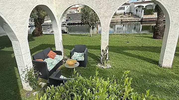 Apartamento en planta baja en Empuriabrava, Costa Brava, con acceso al canal y al jardín