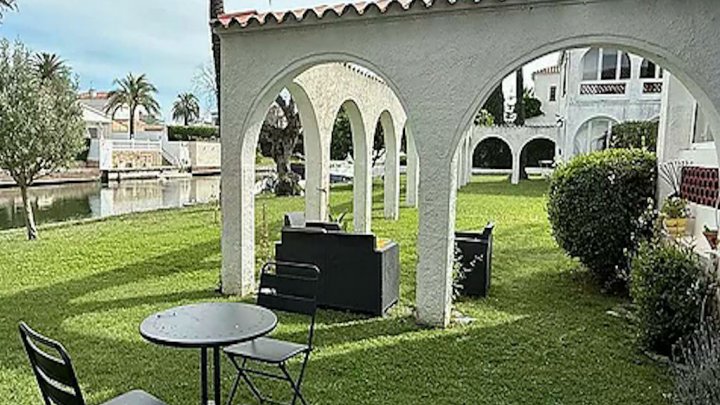 Apartamento en planta baja en Empuriabrava, Costa Brava, con acceso al canal y al jardín