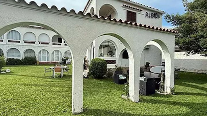 Apartamento en planta baja en Empuriabrava, Costa Brava, con acceso al canal y al jardín