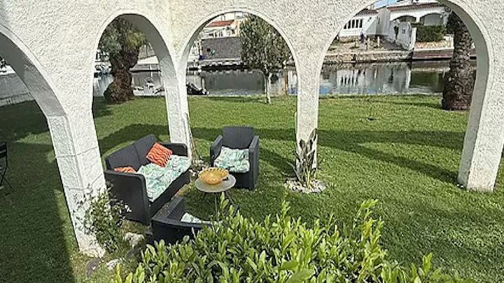 Apartamento en planta baja en Empuriabrava, Costa Brava, con acceso al canal y al jardín