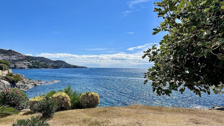 Apartamento en venta – Vista al mar y piscina – en Roses, Costa Brava